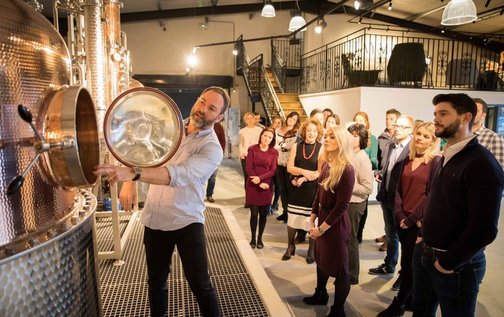 Calvadosdestilleri som knyter an historiskt till platsens trädgårdar och äppeltradition.