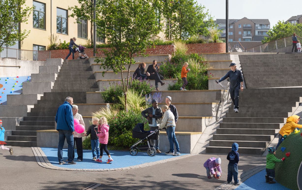 Gångstråk och broar gör det möjligt att komma nära vattnet vid Forsetorget.
