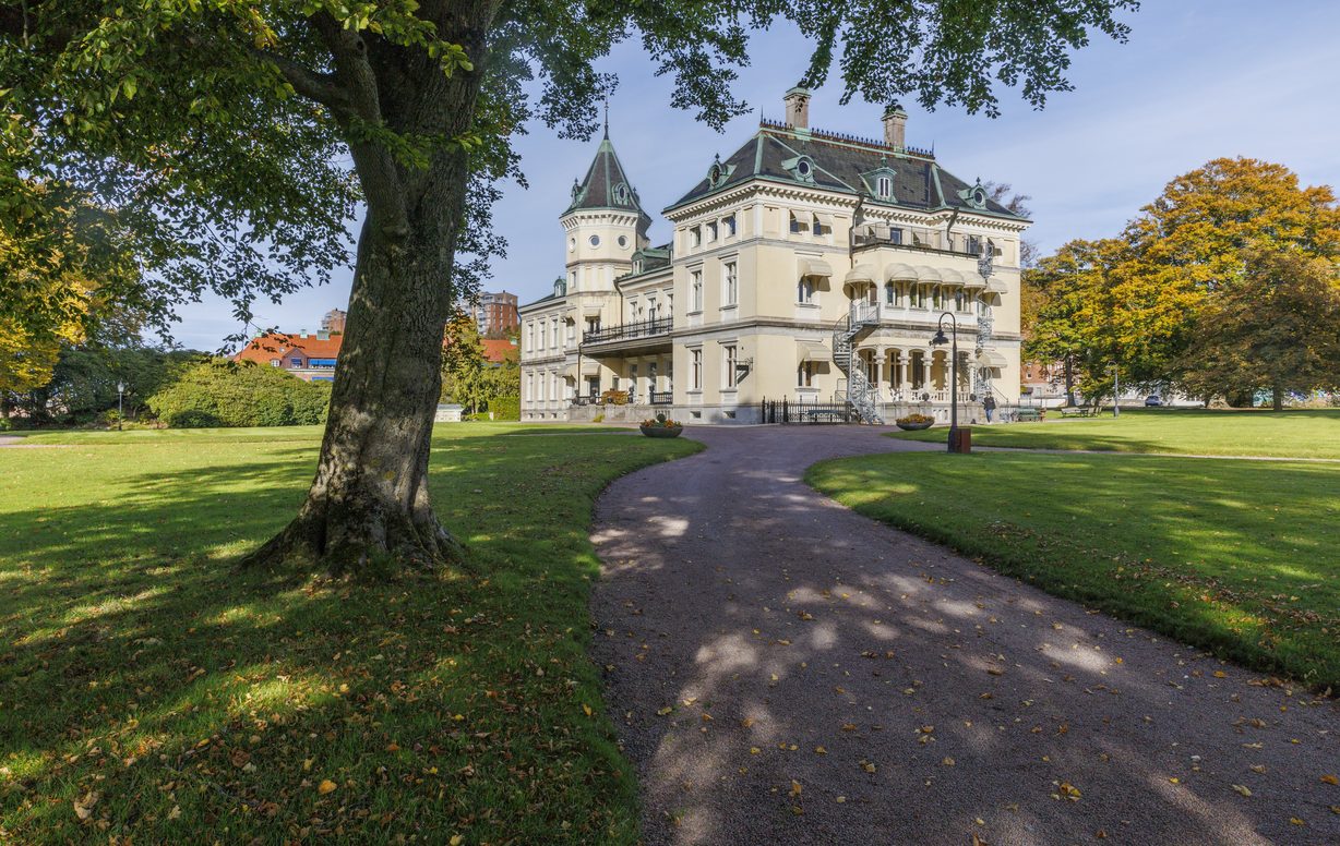 Anrika Villa Korndal från 1870-talet omges av en grönskande park.
