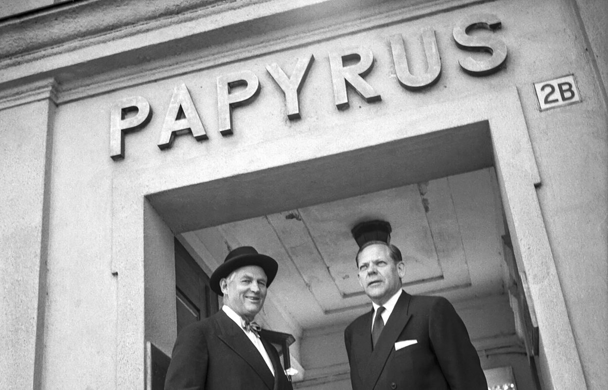 Direktör Marcus Wallenberg och disponent Hans Hulthén på pappersbruket Papyrus i Mölndal, 1955.