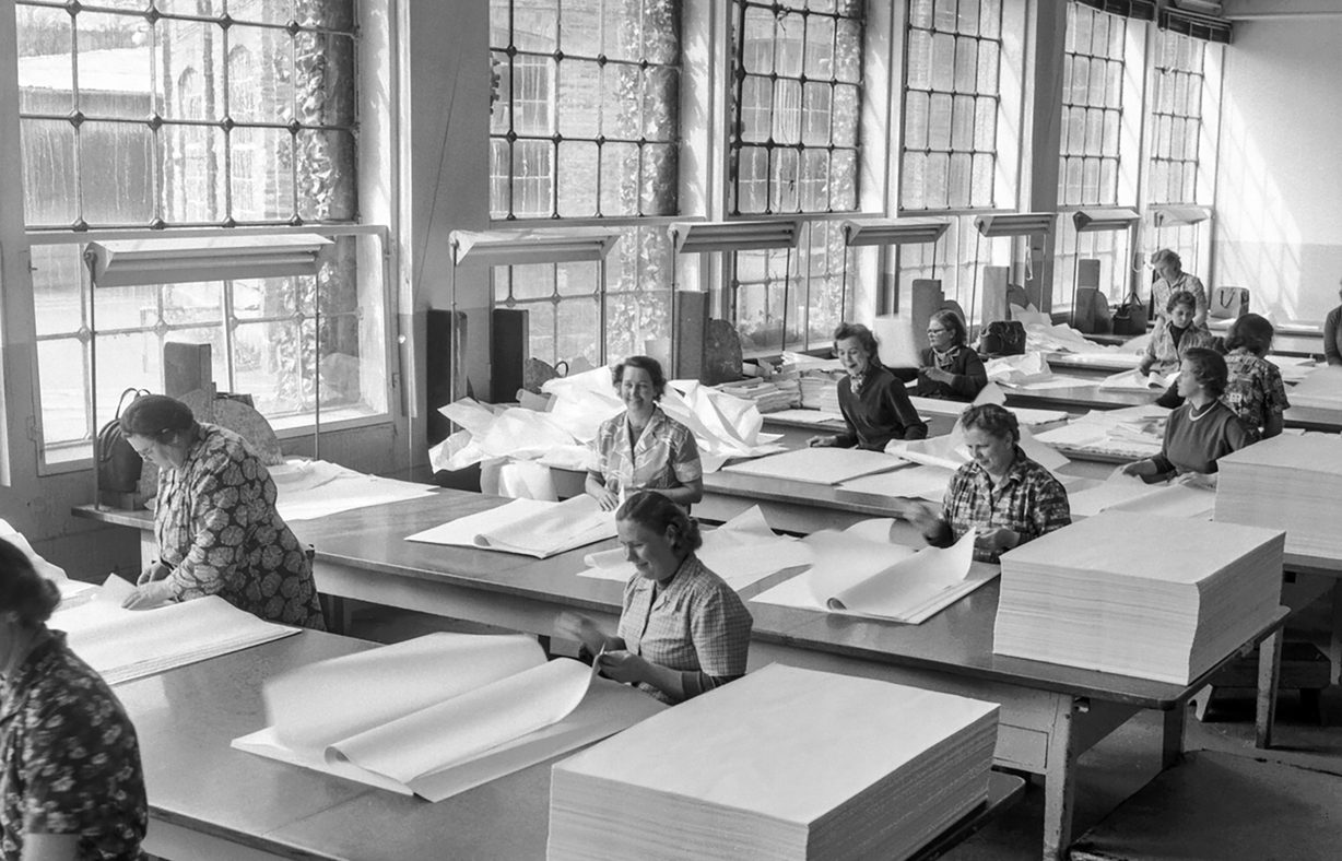 Kvalitetskontrollen utfördes i Kromofabriken. Det var viktigt att få in mycket ljus vilket är anledningen till byggnadens stora gjutjärnsfönster, smyckade med blomdetaljer.