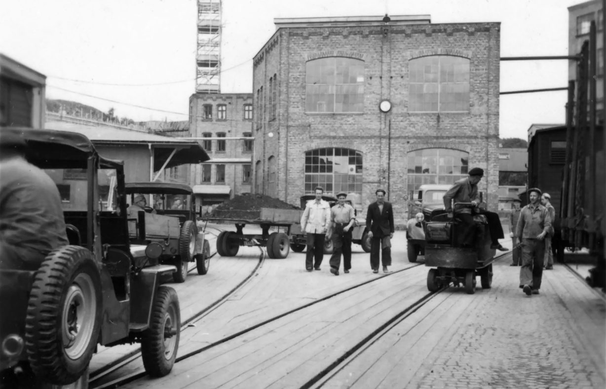 Pappersmaskinhallen (B10), har byggts till med sitt karaktäristiska avfasade hörn för att de spårburna transporterna skulle kunna komma förbi.